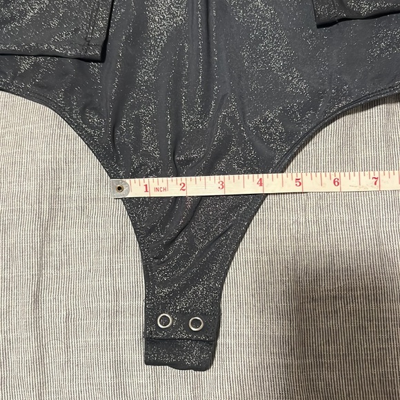 3/$25 ⭐️ Express Shimmering Black Long Sleeve Bodysuit - Picture 4 of 7
